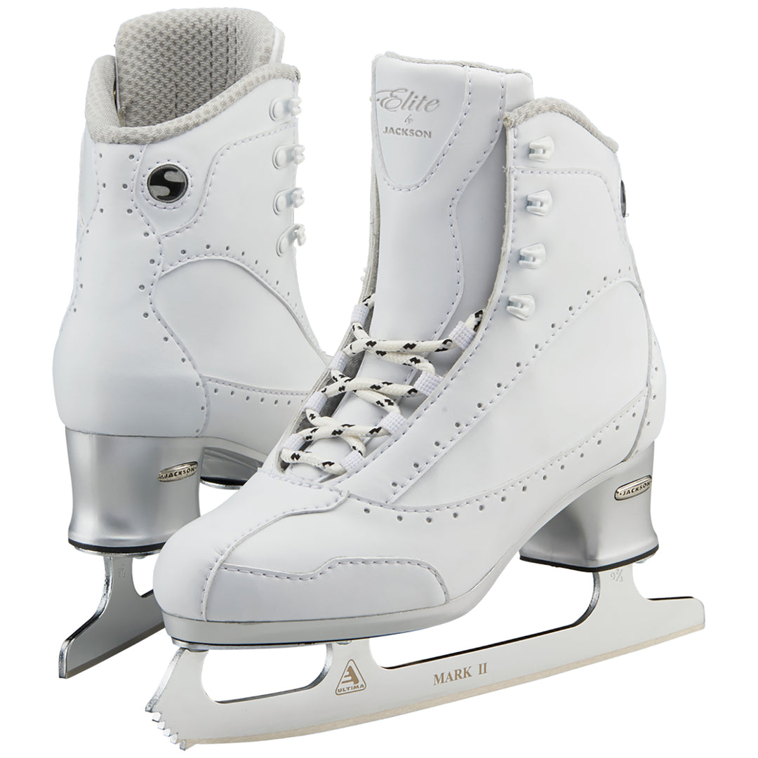 Femme Joyeuse Attachant Des Patins à Glace | Photo Gratuite Femme Joyeuse Attachant Des Patins à Glace | Photo Gratuite